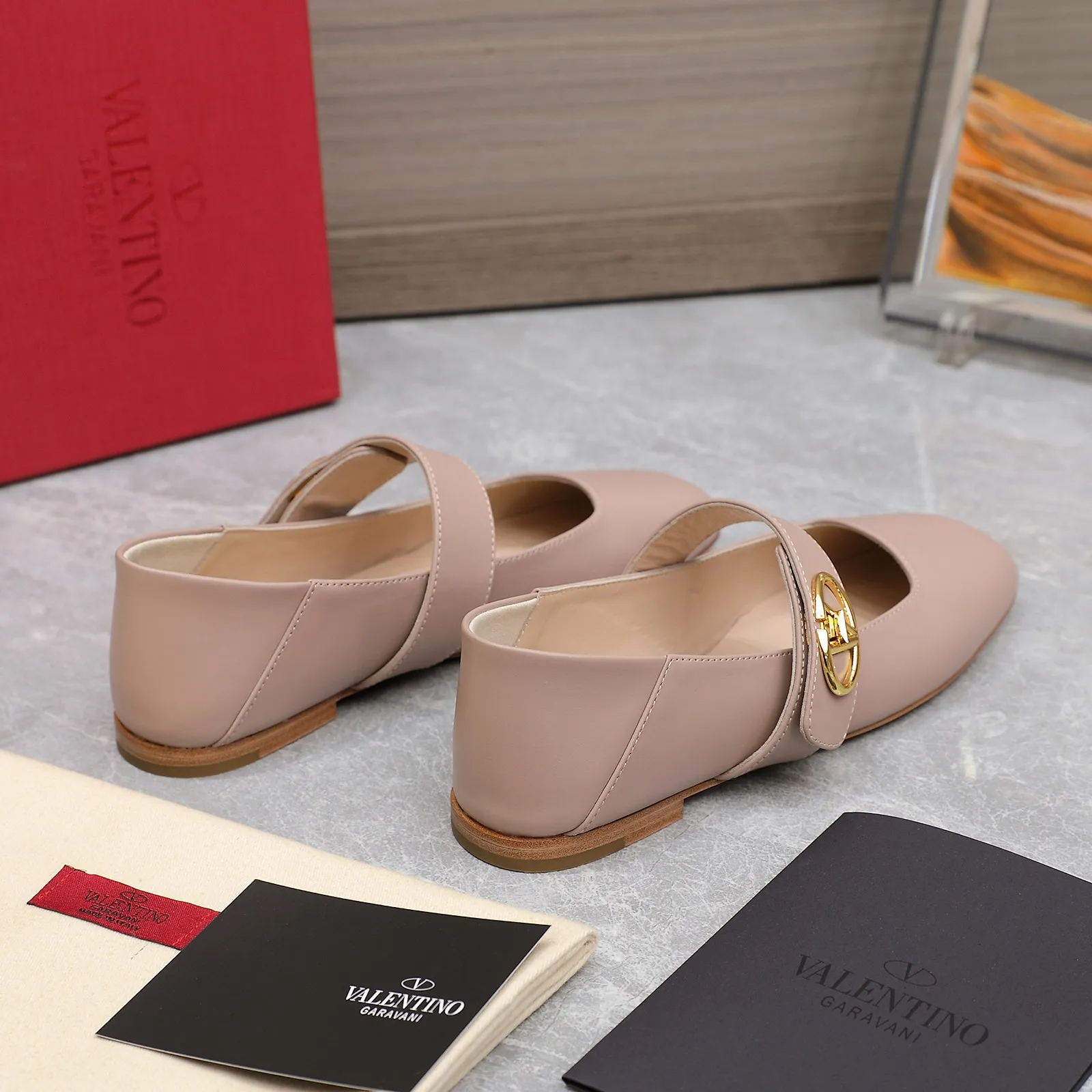 👟👟Ex-factory price 600👟👟 2024 early spring counter catwalk style updated simultaneously 💗Valentino💗Valentino strips deep mouth half drag / flat shoes / high heel shoes / series will be released in the future —————————— Top version Grandma deep mouth design combination highlights the brand’s unique design style, luxury and fashion, highly recognizable, exquisite round toe The side curve is perfect, the taste is particularly pure, and the ladylike temperament is full of femininity‼ ️ Upper: Made of imported cowhide. Lining: Made of mixed sheepskin. Original molded hardware buckle. Italian imported cowhide leather outsole. Size: 35-39 (40/41 customized)
